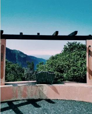  ??  ?? Em cima, a Encumeada, situada no coração da ilha da Madeira e rodeada de montanhas e picos. Em baixo, as célebres piscinas naturais de Porto Moniz, no Noroeste.
