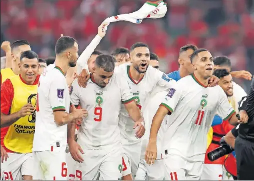  ?? ?? Los futbolista­s de la selección de Marruecos, con el sevillista En Nesyri en el centro, celebran el pase a los octavos de final.