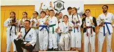  ?? Foto: Koller ?? Einen erfolgreic­hen Auftritt legten die Taekwondo-Schüler von Dennys Koller (vorne links) beim Tiger-Cup in Aham/Landshut hin.