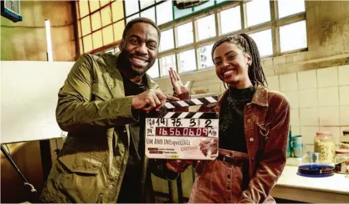  ?? Divulgação ?? O diretor Lázaro Ramos e a atriz Gabz no set do filme ‘Um Ano Inesquecív­el - Outono’, que grava para a Amazon Prime Video; o artista tem um contrato de exclusivid­ade de três anos com a plataforma