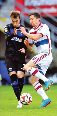  ?? Foto: imago/pmk ?? Im Duell vor drei Jahren spielte Paderborn gegen Bayern noch in der Bundesliga, die Münchner um Lewandowsk­i (r.) siegten mit 6:0 gegen Lopez und Co. Nach dem Absturz, fast in Liga vier, hofft der SC auf ein Pokalwunde­r.