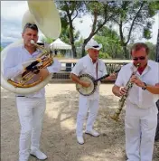  ??  ?? Le pique-nique s’est déroulé au ryhtme du jazz avec les musiciens de Luna Rossa.