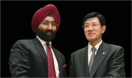  ??  ?? The Strained Relationsh­ip Malvinder Mohan Singh with Takashi Shoda, then President &amp; CEO, Daiichi Sankyo Company, after signing the Ranbaxy sale deal