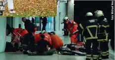  ??  ?? Rettungskr­äfte kümmern sich am S-Bahnhof Jungfernst­ieg um Sandra P. Sie starb in einer Klinik, Tochter Mariam (†1) am Tatort,