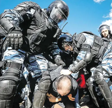  ?? Jen v centru Moskvy ruská policie zadržela na pět stovek demonstran­tů, kteří se vypravili na protest proti korupci státních úředníků. Nad městem kroužily policejní vrtulníky, nasazena byla tajná policie FSB a příslušníc­i národní gardy. Jedním z mužů, prot ?? Stovky zatčených od Moskvy...