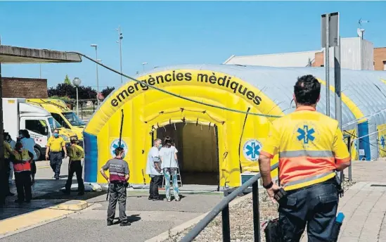  ?? RAMON GABRIEL / EFE ?? Ante el aumento de nuevos casos de Covid-19 en Lleida, el hospital Arnau de Vilanova ha instalado una carpa exterior