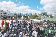  ??  ?? ACTIVIDAD. Al finalizar la marcha, los jóvenes soltaron globos blancos en la plaza central de Siguatepeq­ue.