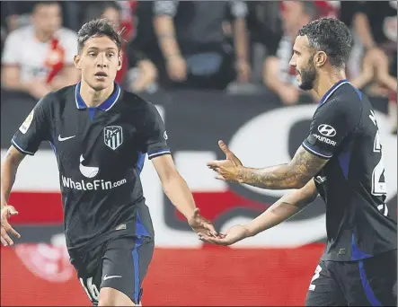  ?? Foto: EFE ?? Nahuel Molina y Mario Hermoso, los dos goleadores del Atlético ante el Rayo.