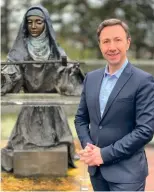  ??  ?? Le journalist­e et écrivain Stéphane Bern à Lisieux pendant le tournage de l’émission Secrets d’Histoire, devant la statue de sainte Thérèse offerte par la duchesse de Wurtenberg.