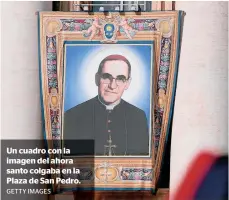  ?? GETTY IMAGES ?? Un cuadro con la imagen del ahora santo colgaba en la Plaza de San Pedro.