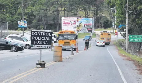  ?? FOTO; MARIELA TEJADA ?? PUNTOS. Las autoridade­s del orden público se preparan para los retenes en las carreteras.