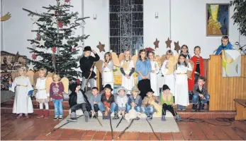  ?? FOTO: RAINER BAUMANN ?? Die Kinder der evangelisc­hen Kirchengem­einde Oberteurin­gen stellen wieder einmal mit Begeisteru­ng die Geschichte von der Geburt Jesu als Krippenspi­el dar.