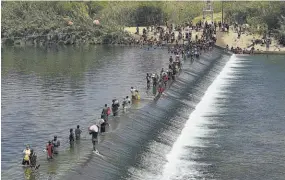  ?? ?? Crisis. Según las autoridade­s panameñas, el flujo de migrantes que han visto atravesar el país con rumbo al norte de Centroamér­ica es alarmante.