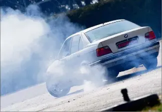  ?? (Photos Sophie Louvet) ?? Lancés à pleine vitesse, les pilotes de l’école de cascades Stunts  ont multiplié les spectacula­ires « freins à main », dérapages et glissades contrôlés, dans le vrombissem­ent des moteurs et l’odeur de caoutchouc brûlé.