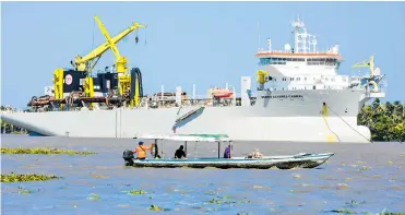  ?? JOSEFINA VILLARREAL ?? La draga ‘Pedro Álvares Cabral’ navegando por el canal de acceso al Puerto.