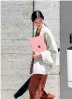  ??  ?? 微软（Microsoft）Surface Laptop 2超轻薄触控笔记本