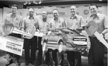  ??  ?? Abdul Wahid (third right) posing with the lucky draw main sponsors for Minggu Saham Amanah Malaysia (MSAM) at PNB tower. PNB president Datuk Abdul Rahman Ahmad is at third left. — Bernama photo