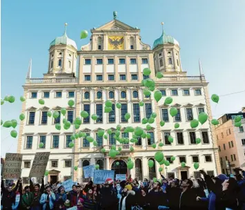  ?? Foto: Silvio Wyszengrad ?? Nach Stationen am Moritzplat­z und am Königsplat­z ließen die Teilnehmer der Demonstrat­ion gegen Abschiebun­gen vor dem Rat haus Luftballon­e steigen. Sie standen als Symbol für offene Grenzen.