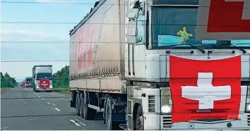  ?? 20MIN/ANN GUENTER ?? Die Lastwagen sind mit Schweizer Flaggen gekennzeic­hnet.
Im Video sehen Sie den Schweizer Konvoi in Aktion – 20minuten.ch