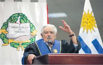  ?? EFE ?? PERSONALID­AD. El expresiden­te José Mujica en el paraninfo de la universida­d de Panamá.