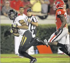  ?? JOHN BAZEMORE / AP ?? Missouri wide receiver Emanuel Hall beats Georgia safety J.R. Reed for one of his two 63-yard touchdown catches against the Bulldogs on Oct. 14.