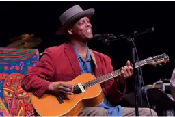  ??  ?? Starke Stimme mit dezenter Begleitung: Eric Bibb lässt zu „ My Honey Pie“noch E- Gitarre, Höfner- Bass und Percussion aufspielen.