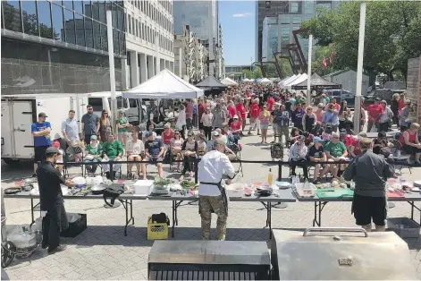  ?? PHOTOS: ASHLEY MARTIN ?? Three Regina chefs had a cook-off with mystery ingredient­s on the City Square Plaza for Canada Day Chefs Challenge.