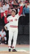  ?? ASSOCIATED PRESS FILE PHOTO ?? Sept. 11, 1985: Pete Rose signals that he’s No. 1 after connecting for his 4,192nd career base hit, breaking Ty Cobb’s all-time record.