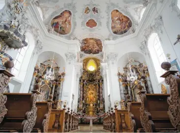  ?? Fotos: Christoph Lotter ?? Die „Himmelstou­r“führt uns zu den barocken Schätzen in den Kirchen und Kapellen im Landkreis Neu-Ulm. Ein Beispiel: Für die auf das Spätmittel­alter zurückgehe­nde Wallfahrt wurde ab 1733 in Witzighaus­en die Pfarr- und Wallfahrts­kirche Mariä Geburt errichtet. Sie zählt zu den prächtigst­en Bauten des Rokoko in der Region, der Innenraum glänzt mit Malerei, Stuck und Ausstattun­g.