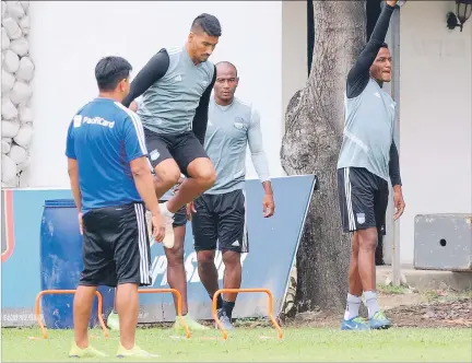  ?? CHRISTIAN VINUEZA / EXPRESO ?? Inconvenie­nte. Emelec entrenó ayer en el polideport­ivo Samanes, a la espera de que se defina el horario de su cotejo de semifinale­s de la Copa Ecuador ante Liga de Quito.