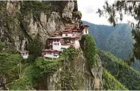  ??  ?? Wie an die Felswand geklebt thront Taktshang Lakhang, das Tigernestk­loster, in den Bergen des Himalajas.
