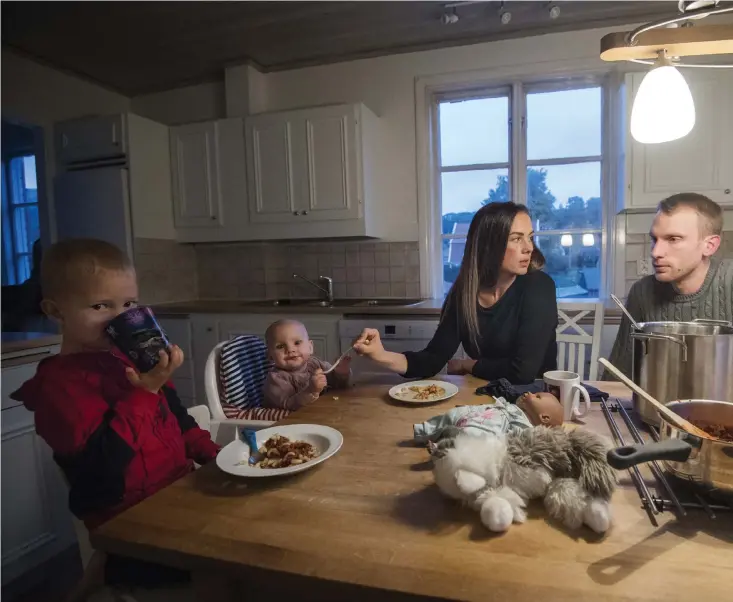  ??  ?? VILL INTE BO KVAR. Nicole och Johnny Rosenberg Bodmar letar dagligen efter ett annat hem men det är inte lätt att hitta en hyreslägen­het till ett rimligt pris för en familj på fyra personer.