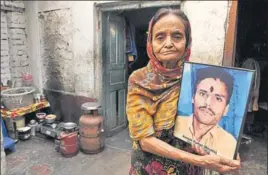  ?? PARDEEP PANDIT/HT ?? Nirmla Rani holding the picture of her dead son Naresh Kumar in Jalandhar.