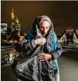  ?? Foto: dpa ?? Radames Eger zeigt eine seiner „Zelt-jacke-taschen“, die er entwirft und an Obdachlose verteilt.