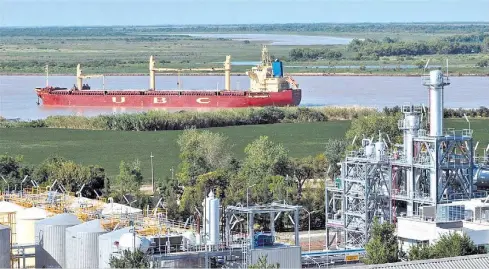  ??  ?? Navegando por el Paraná. Un barco circula frente a la planta de biodiésel de Cargill, ubicada en Villa Gobernador Gálvez, al sur de la ciudad de Rosario.