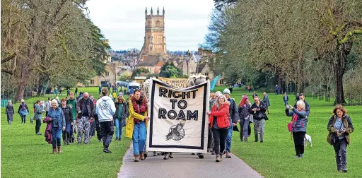  ?? Pictures: SWNS ?? Hundreds of Right to Roam demonstrat­ors participat­ed in a mass trespass at Cirenceste­r Park