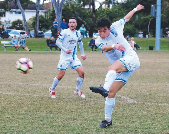  ?? Picture: MIKE BATTERHAM ?? Surfers Paradise’s Ryu Yonezawa on the attack against Magic United.