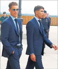  ??  ?? PRETENDIDO­S. Llorente y Achraf ya tienen ‘novias’ en el mercado.