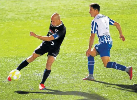  ?? Foto: Patxi Cascante ?? Fernando Delgado (izquierda) golpea el balón en un partido entre Tudelano e Izarra de la temporada pasada.