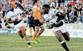  ??  ?? Sharks wing Lwazi Mvovo runs in to score a try against the Cheetahs at Toyota Stadium in Bloemfonte­in last night.