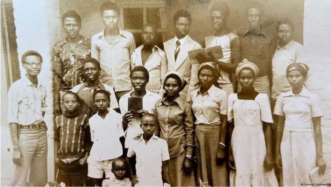  ?? ?? De todos estos miembros de la famlia Ishimwe, solo dos sobrevivie­ron el genocidio en Ruanda
Imagen: Samuel Ishimwe/DW