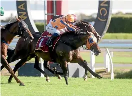  ?? TRISH DUNELL ?? Avantage holds on to win the NZ Thoroughbr­ed Breeders’ Stakes (1600m) at Te Rapa to make it nine Group One wins.