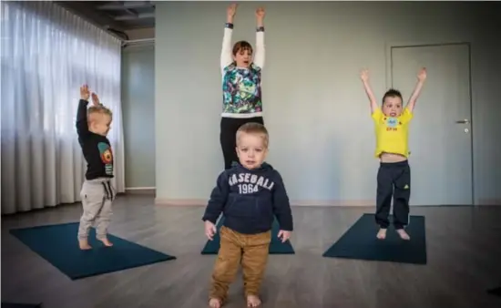  ?? FOTO SVEN DILLEN ?? Kinderyoga­lerares Sara Vanaenrode oefent ‘de giraf’ met haar zonen Mon, Thieu en Miel.