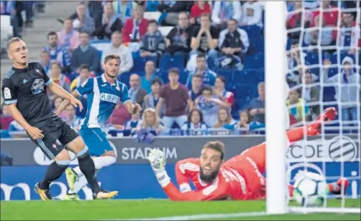  ??  ?? EL SEGUNDO. Piatti disparó con su pie izquierdo y cruzó el balón para superar a Sergio Álvarez, tras un contragolp­e de manual.