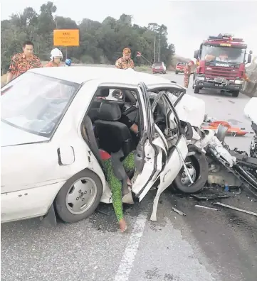  ??  ?? The scene of the fatal accident at KM52 Tatau-Bintulu Road.