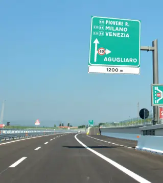  ??  ?? Svuotate
Tutte le autostrade del Veneto (nella foto, un tratto della Valdastico) hanno registrato un forte calo dei veicoli in ingresso (foto archivio)