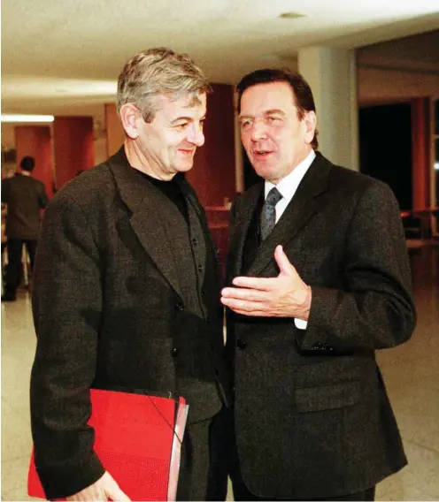  ?? Foto: imago/Jürgen Eis ?? Zwei Männer, eine Linie: Gerhard Schröder von der SPD (rechts) und Joschka Fischer von den Grünen im Jahr 1998