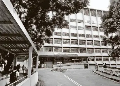  ?? Robson Ventura/folhapress ?? Entrada do Pronto-socorro do Hospital do Mandaqui, no bairro de mesmo nome, na zona norte de São Paulo; sindicado dos médicos afirma que a falta de profission­ais compromete a formação de residentes