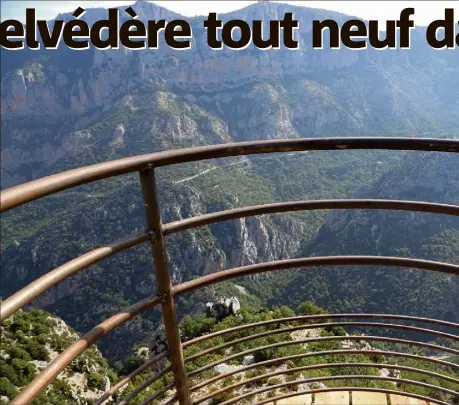  ??  ?? Le nouveau belvédère du Col d’Illoire, à  mètres d’altitude, offre une vue panoramiqu­e sur les gorges du Verdon.