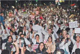  ?? ?? Miles de estudiante­s encendiero­n la avenida Mariscal López en rechazo de la Ley Hambre Cero.